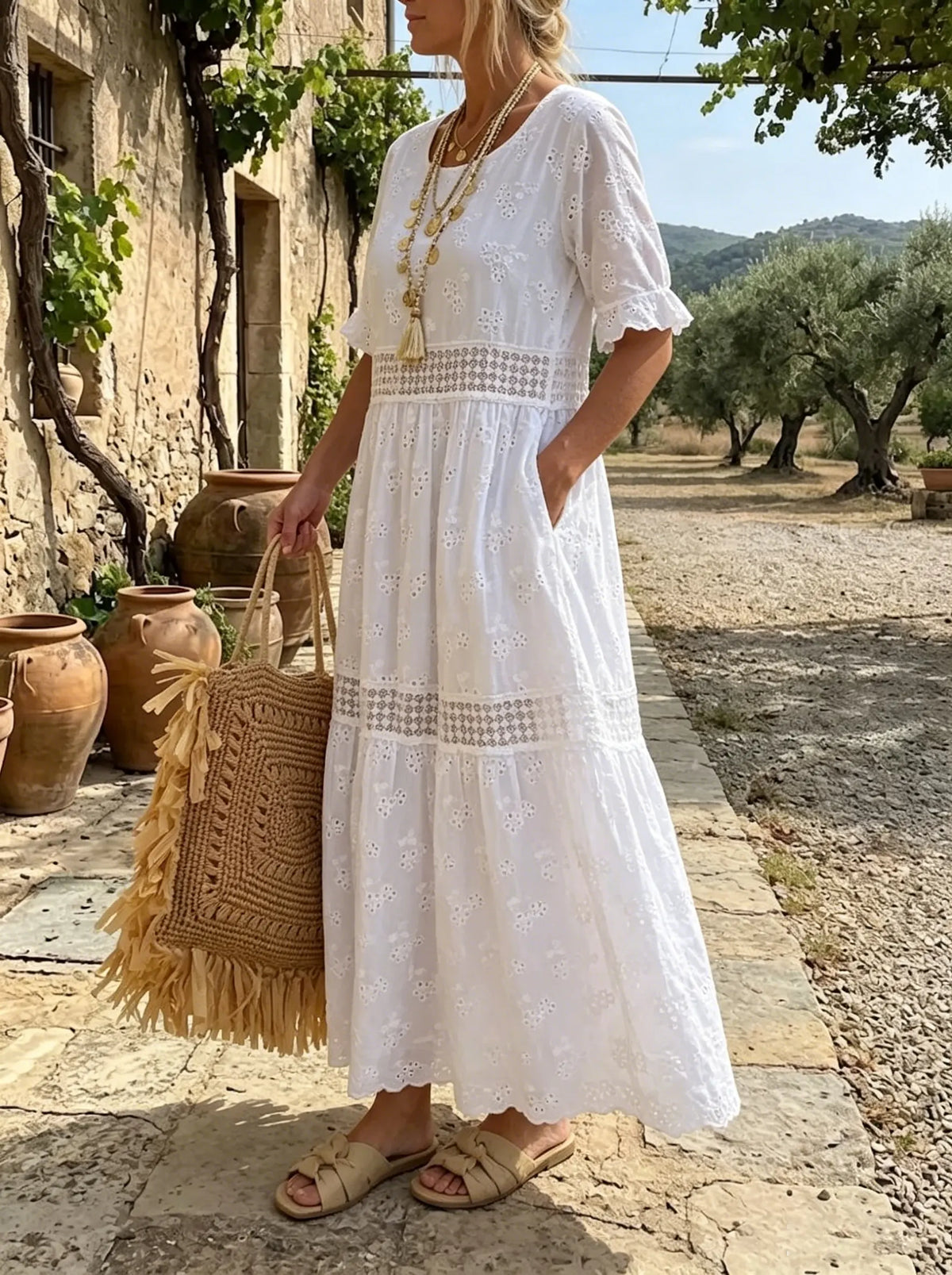 Vestido blanco vintage con volantes y flores caladas