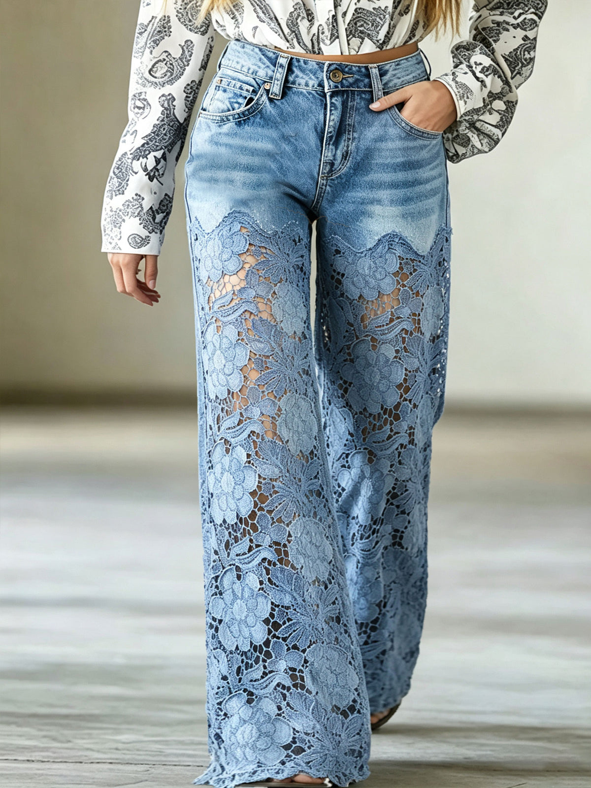 Damejeans med høy midje, blomsterblonde og brede ben i denim