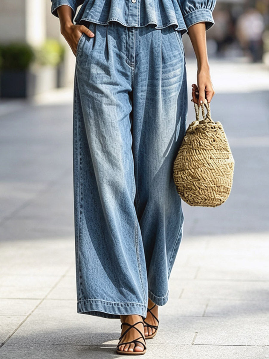 Completo casual due pezzi in denim con top a girocollo arricciato e bottoni e pantaloni