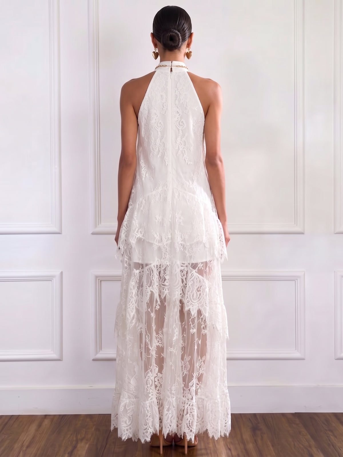 Vestito lungo elegante e alla moda in pizzo bianco con scollo all'americana