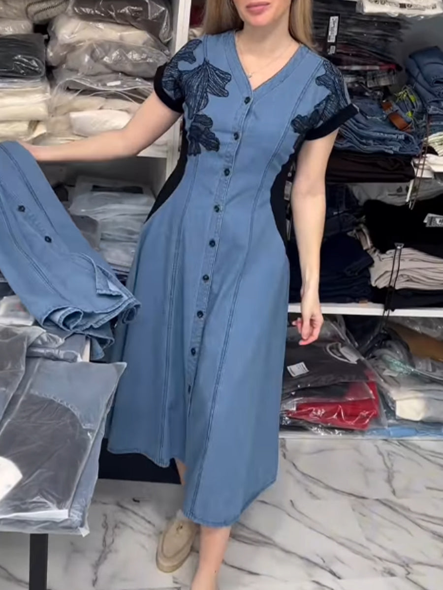Stilvolles lässiges schwarzes Denim-Kleid mit Spitzenpaneelen