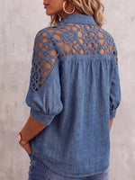 Camisa de encaje calada con parches de mezclilla vintage elegante