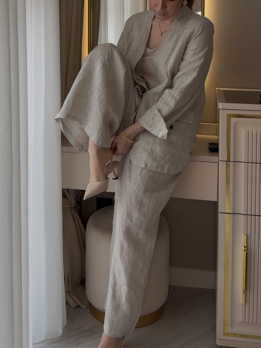 Zweiteiliges Set mit einem lässigen Strickoberteil aus Baumwolle mit Cut-out-Details und kontrastierenden Farbkanten, kombiniert mit einer Hose aus Leinen-Baumwoll-Mischung.