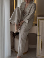 Zweiteiliges Set mit einem lässigen Strickoberteil aus Baumwolle mit Cut-out-Details und kontrastierenden Farbkanten, kombiniert mit einer Hose aus Leinen-Baumwoll-Mischung.