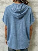 Top da donna in denim lavaggio chiaro con scollo a V, cappuccio, maniche dolman corte e tasche