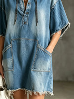 Vestito corto in denim da donna, tinta unita, effetto lavato, con cappuccio, tasca e maniche corte con bordo grezzo