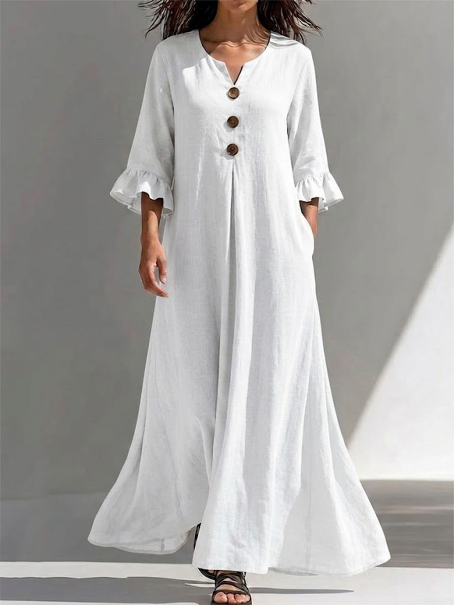 Vestido largo con cierre parcial de botones, detalles fruncidos, mangas tres cuartos con volantes y un ajuste favorecedor que disimula la figura.