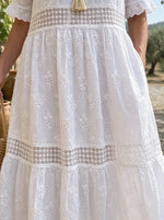 Vestido blanco vintage con volantes y flores caladas