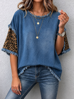 Lässiges Denim-Oberteil mit Leopardenmuster-Ärmeln und rohen Kanten