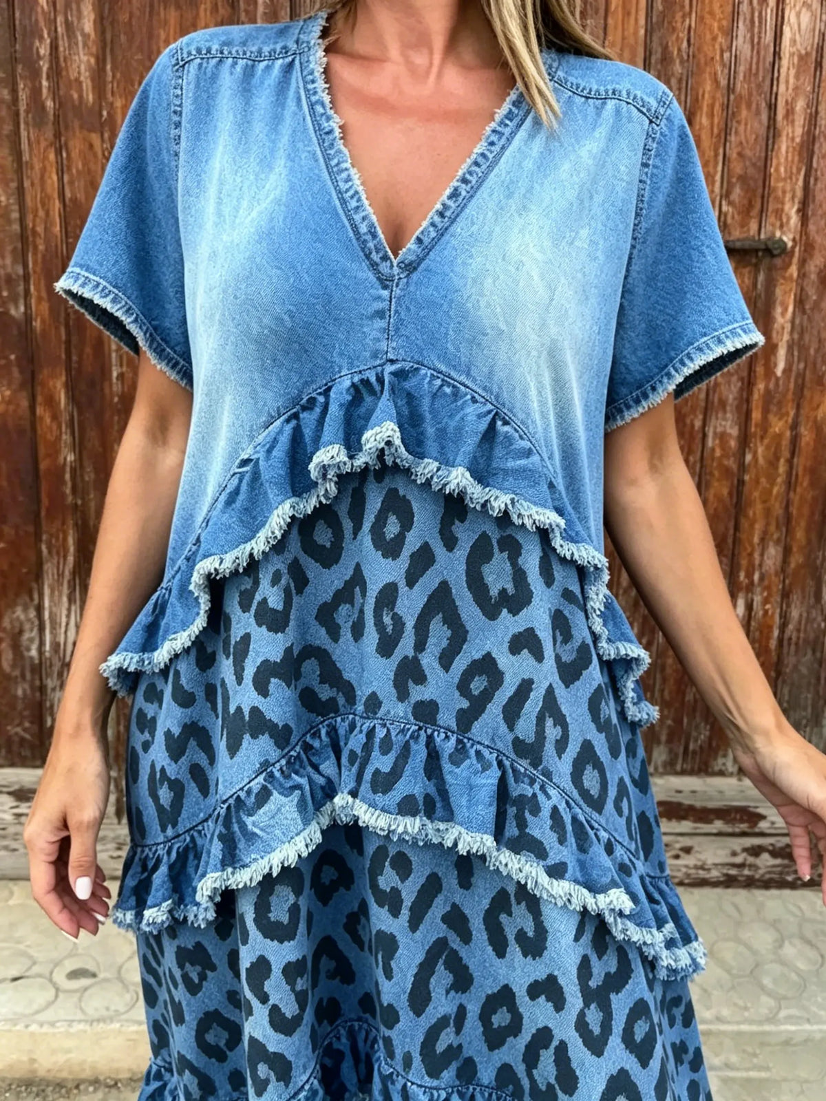 Vestido Maxi de Ganga para Mulher com Patchwork Azul, Estampa de Leopardo e Folhos em Múltiplos Níveis