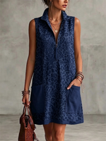 Vestito corto senza maniche con stampa leopardata, collo con mezza cerniera e tasche a contrasto.