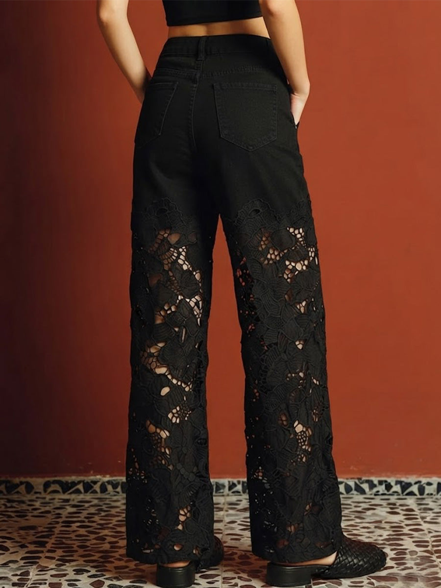 Jeans da donna a gamba dritta e vestibilità ampia con inserti in pizzo nero e decorazioni con perline per un effetto snellente.