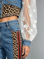 Completo donna con top in denim a maniche a sbuffo in rete a righe leopardate e pantaloni svasati