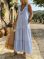 Damenkleid mit blauen und weißen Streifen, gestuft und mit Rüschen versehen