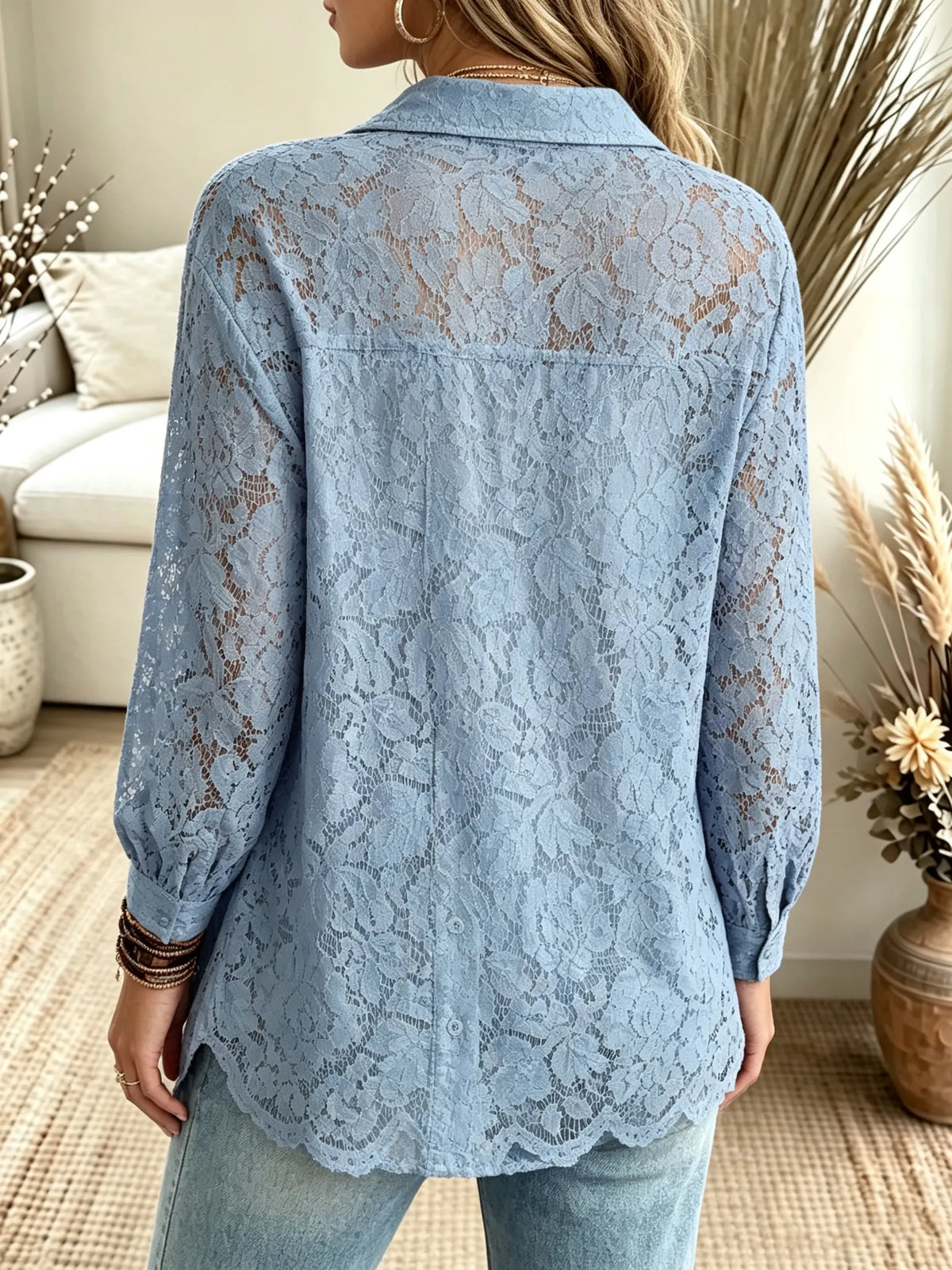 Damenbluse mit transparentem Blumen-Spitzenmuster und Knopfleiste