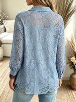 Damenbluse mit transparentem Blumen-Spitzenmuster und Knopfleiste