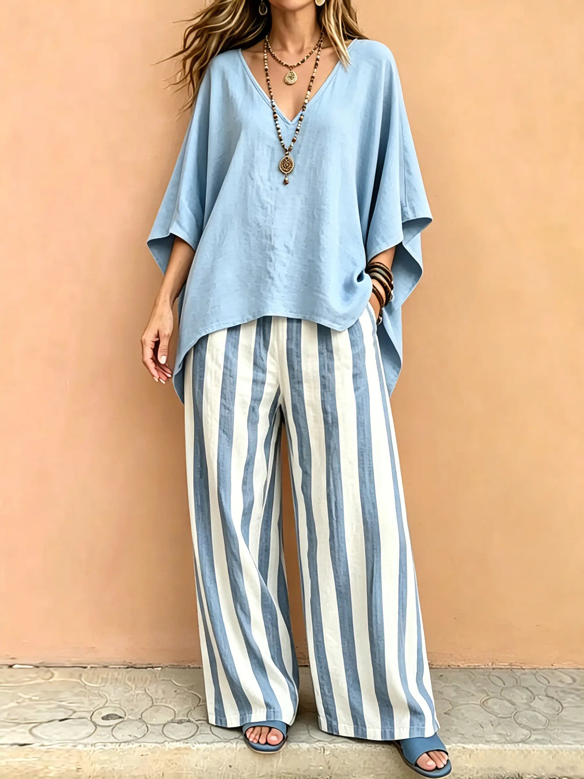 Ensemble pour femme : haut ample uni à col en V et pantalon large rayé bleu et blanc