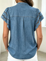 Chemise en jean pour femme avec découpe œillets, volants, manches courtes à capuchon et col mandarin boutonné