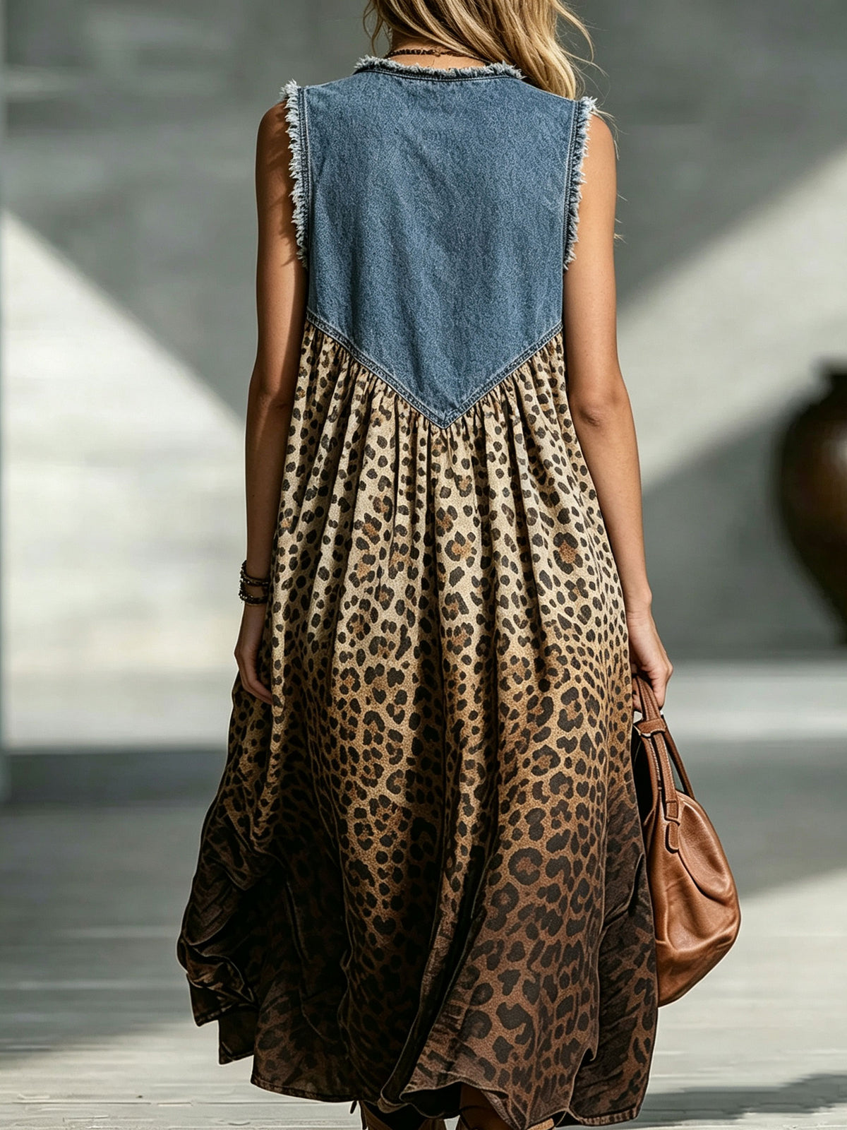 Damen Midi-Kleid aus Denim mit ausgefranstem Einsatz und Leopardenmuster, ärmellos