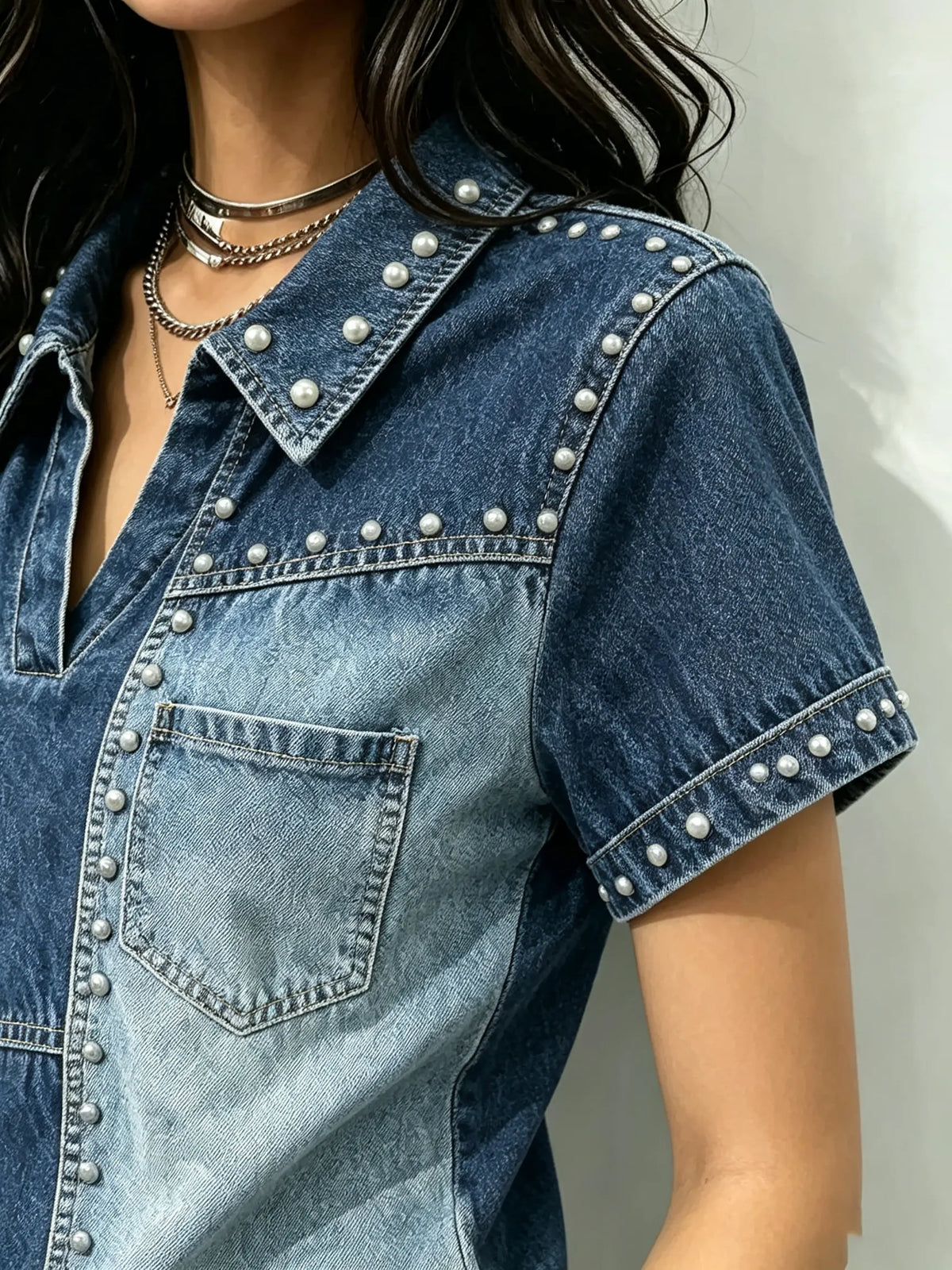Damtröja i denim med nitar, lapptäcksmönster och V-ringning