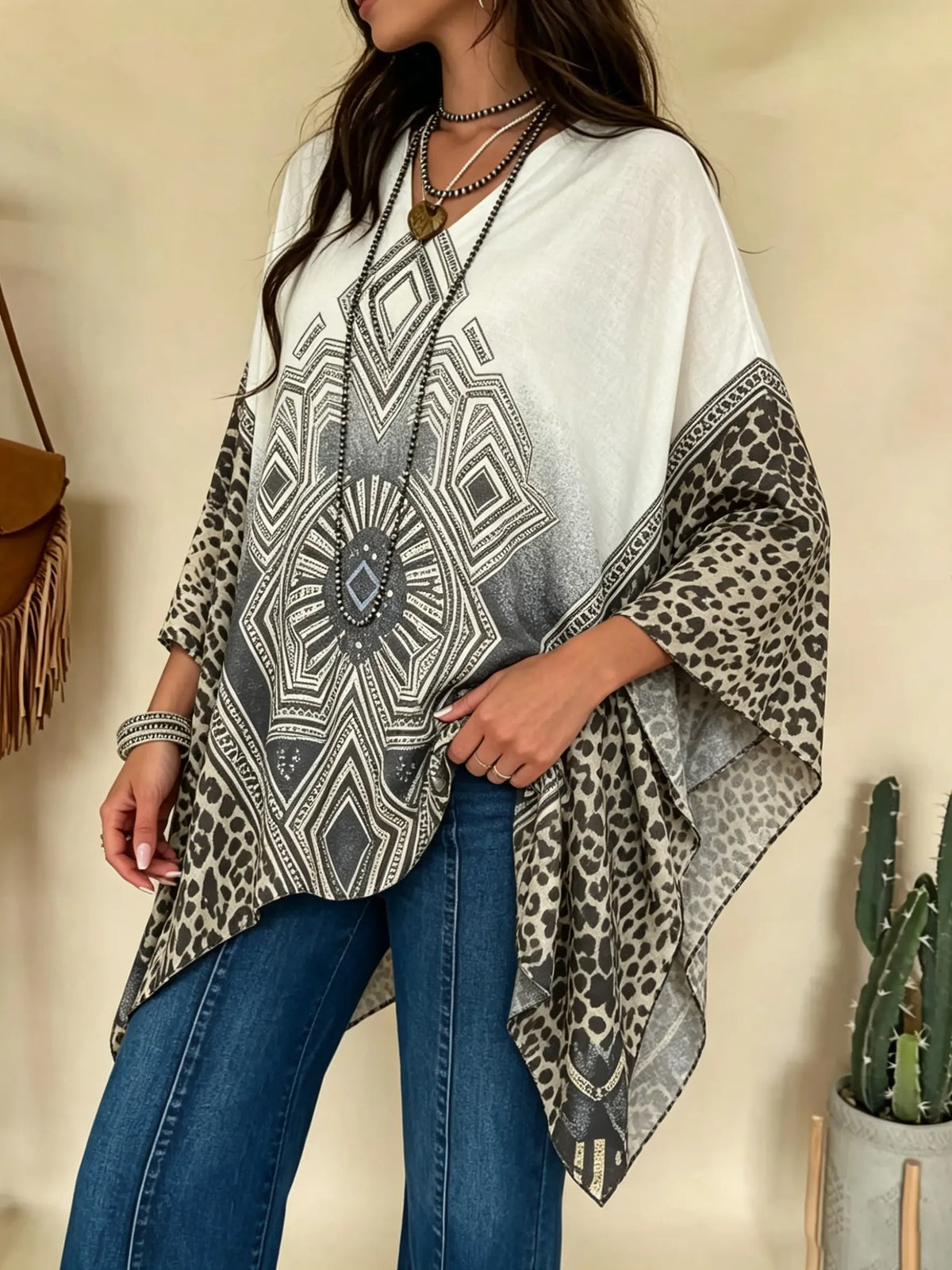 Túnica étnica para mujer con estampado geométrico de diamantes y leopardo, escote en V, manga murciélago irregular y diseño de parches.