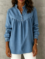 Camisa de mezclilla de corte holgado con cuello mao con borde ondulado, tapeta de botones parcial, fruncido delantero y mangas largas con puños fruncidos y con volantes.