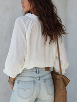 Blouse rétro à volants avec col en V et nouée devant