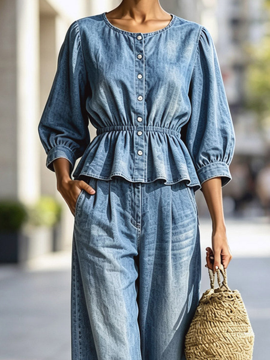 Completo casual due pezzi in denim con top a girocollo arricciato e bottoni e pantaloni