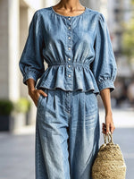 Completo casual due pezzi in denim con top a girocollo arricciato e bottoni e pantaloni