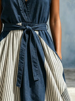 Maxikleid für Damen mit vertikalen Streifen, Colorblock-Design, V-Ausschnitt, ärmellos und Taillengürtel aus Denim