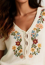 Elegante gebreide blouse met korte mouwen, V-hals en bloemrijke borduursels, kunstzinnig en casual