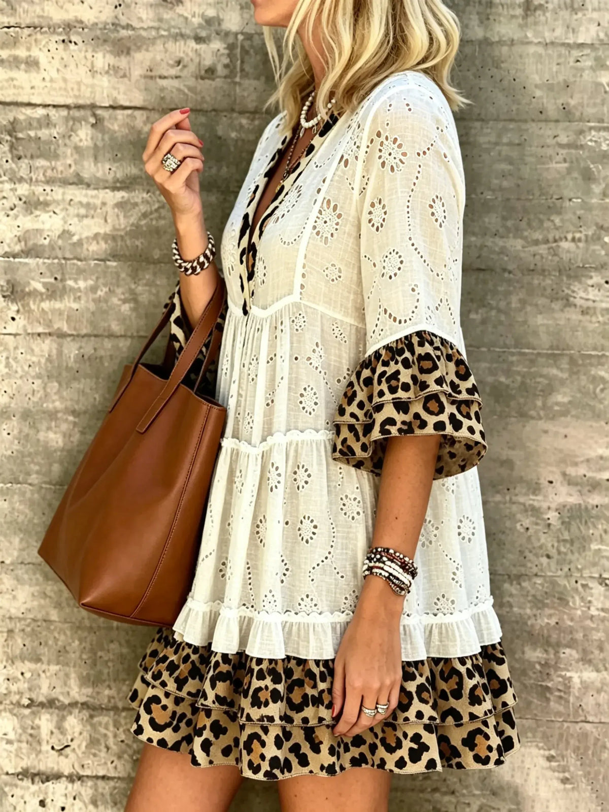 Damen Minikleid mit Lochstickerei, Farbblock, Leopardenmuster, V-Ausschnitt und Rüschen im Babydoll-Stil
