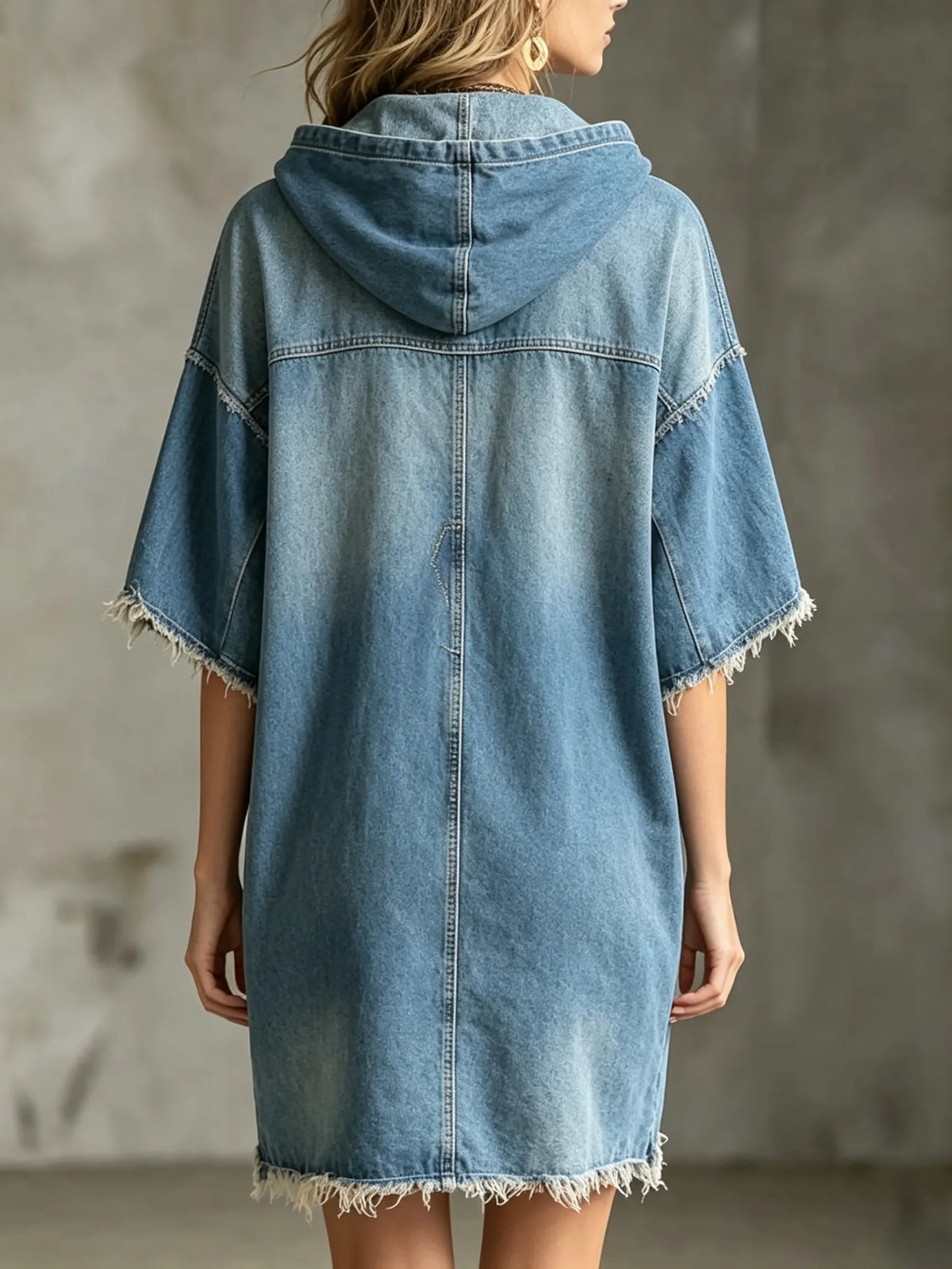 Vestito corto in denim da donna, tinta unita, effetto lavato, con cappuccio, tasca e maniche corte con bordo grezzo