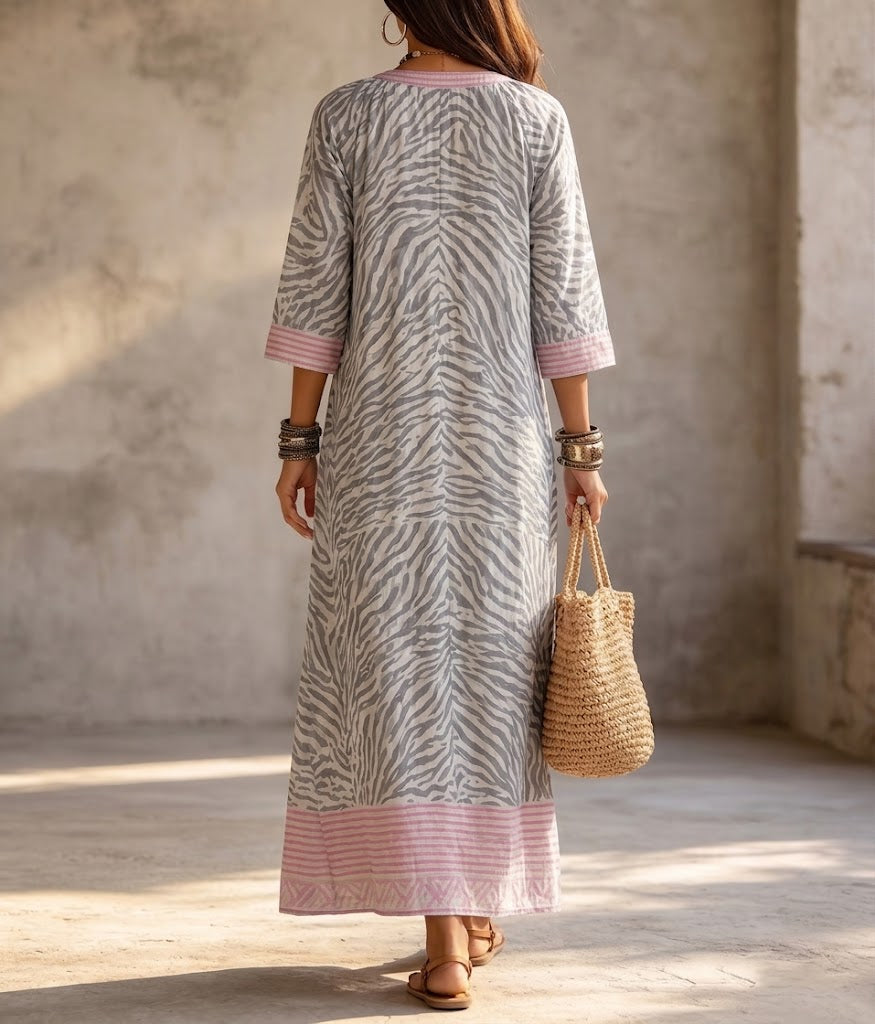 Vestido casual de lino y algodón con una mezcla de estampados de cebra y rayas.
