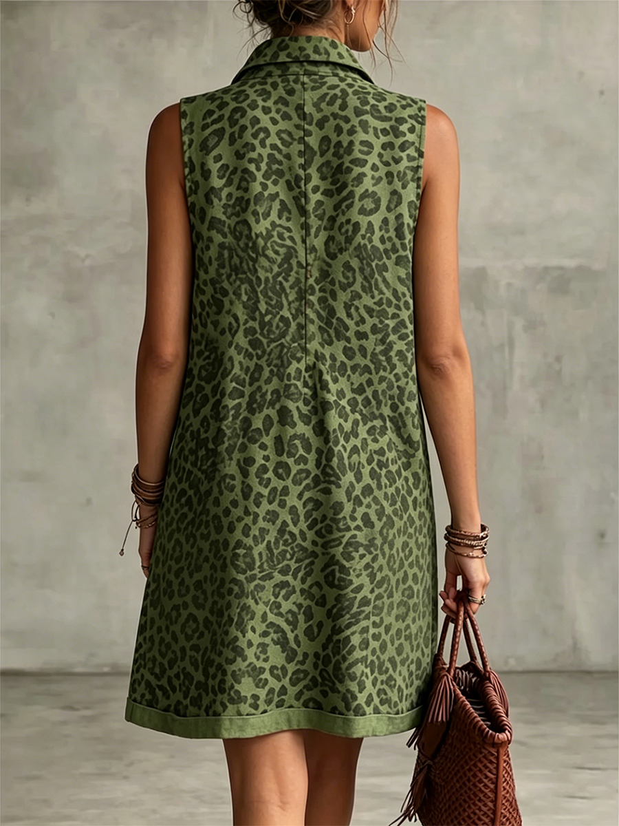 Vestito corto senza maniche con stampa leopardata, collo con mezza cerniera e tasche a contrasto.