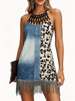 Vestito corto da donna in denim con patchwork leopardato, scollo all'americana traforato e frange