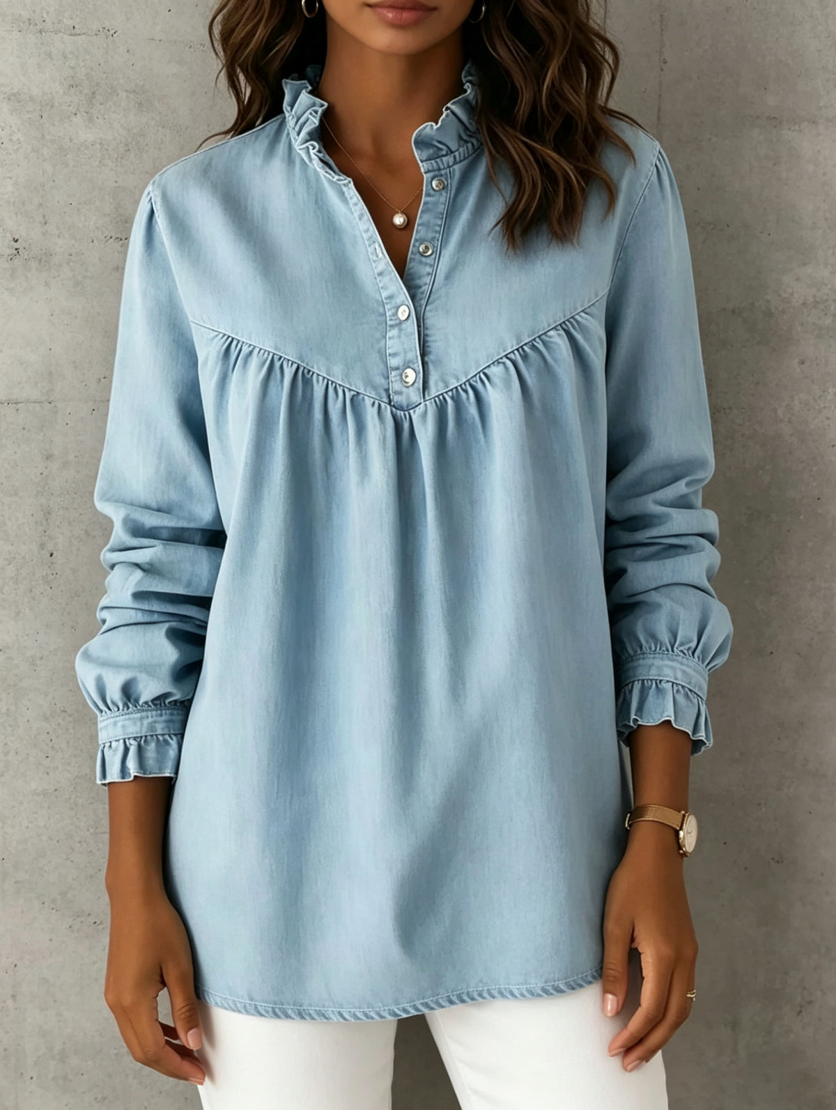 Camisa de mezclilla de corte holgado con cuello mao con borde ondulado, tapeta de botones parcial, fruncido delantero y mangas largas con puños fruncidos y con volantes.