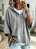 Gemütlicher Strickpullover mit Kapuze und Schnürung