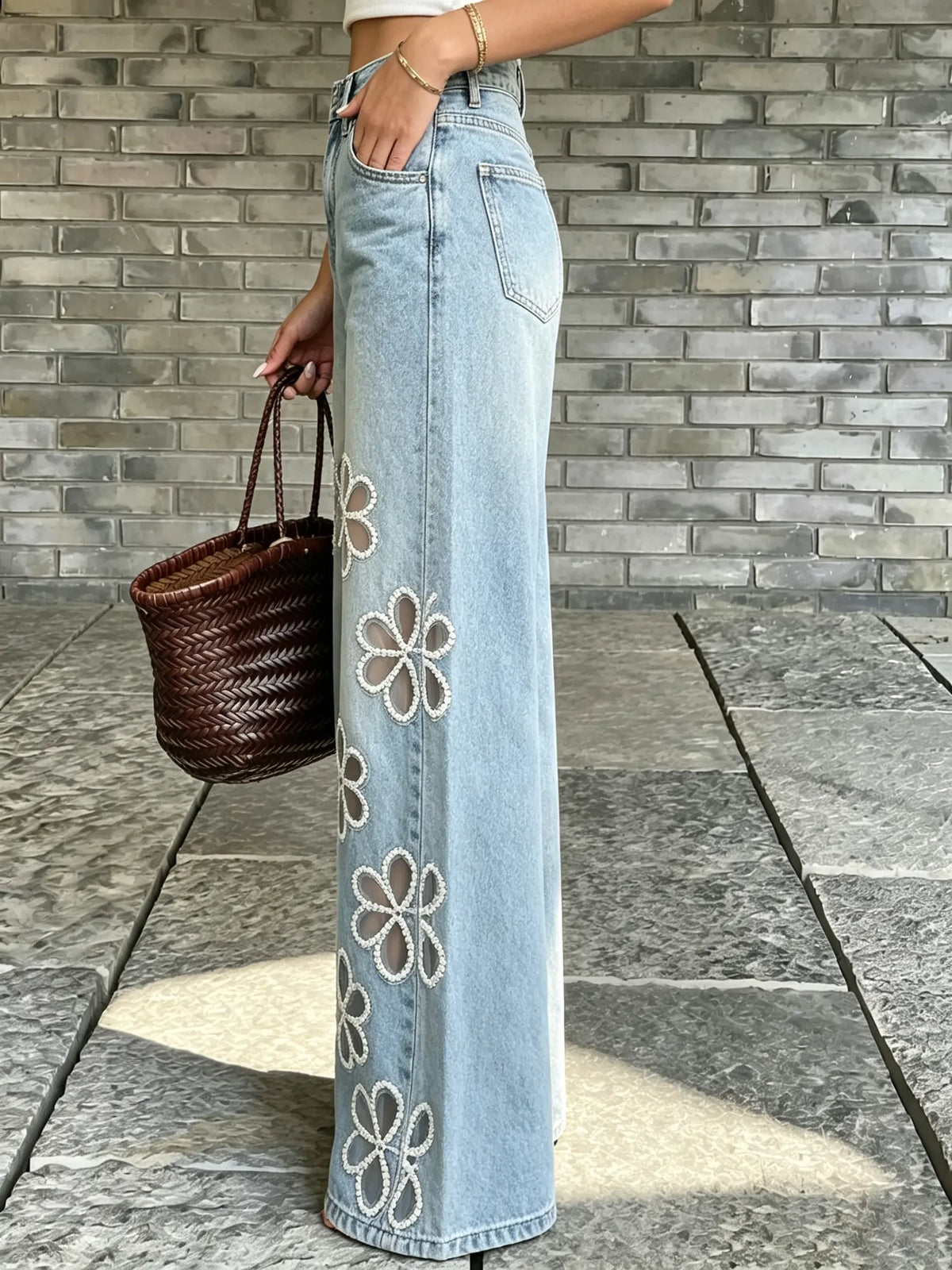 Damen Jeanshose mit weitem Bein, ausgewaschen, mit floraler Stickerei und Cut-out-Details