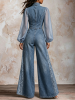 Macacão de ganga lavado com gola alta, fecho frontal de correr, chiffon transparente, mangas compridas bufantes, renda lateral e pernas largas.