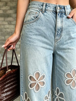 Damen Jeanshose mit weitem Bein, ausgewaschen, mit floraler Stickerei und Cut-out-Details