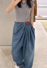 Pantaloni di jeans alla moda, larghi, asimmetrici con arricciature in stile casual retrò
