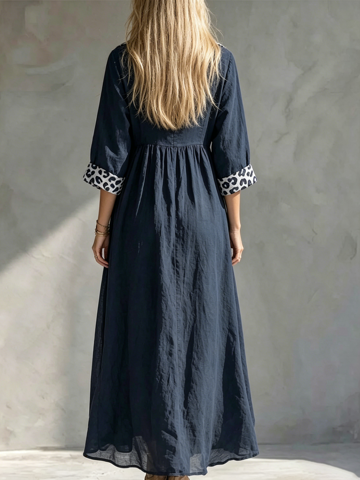 Maxikleid im Retro-Resort-Stil aus Leinen: V-Ausschnitt, Knopfleiste vorne, hoch tailliert mit Falten, mit Leopardenmuster-Einsätzen am Kragen und an den Manschetten; schmeichelhafte Passform