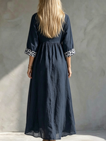 Maxikleid im Retro-Resort-Stil aus Leinen: V-Ausschnitt, Knopfleiste vorne, hoch tailliert mit Falten, mit Leopardenmuster-Einsätzen am Kragen und an den Manschetten; schmeichelhafte Passform
