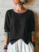 Loszittend, versleten zachte denim blouse met een ronde hals, opgerolde mouwen, metalen gespen aan de zijkant, zijslits en een asymmetrische zoom.