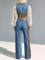Completo donna con top in denim a maniche a sbuffo in rete a righe leopardate e pantaloni svasati