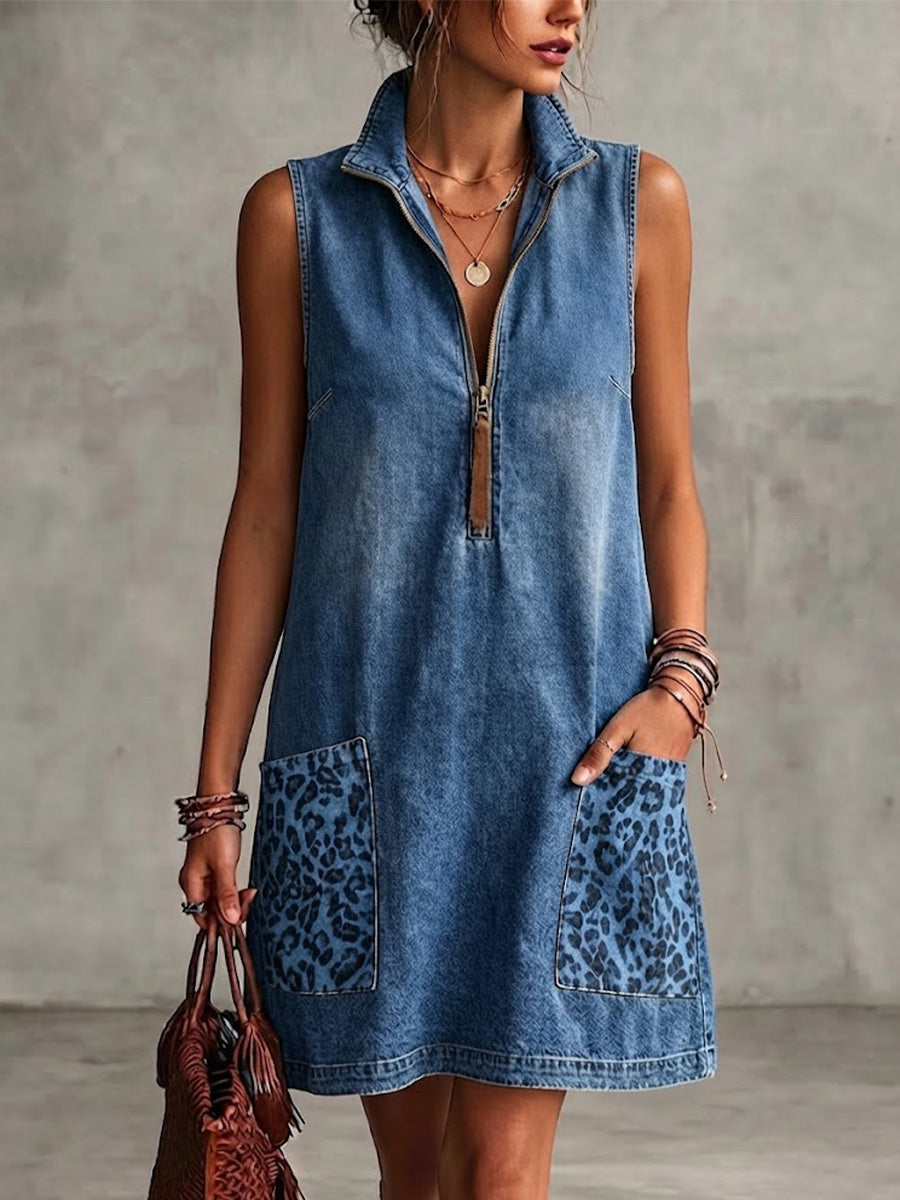 Vestito corto senza maniche in denim lavato con collo alla coreana, mezza cerniera, stampa leopardata e tasca a toppa, modello ampio.
