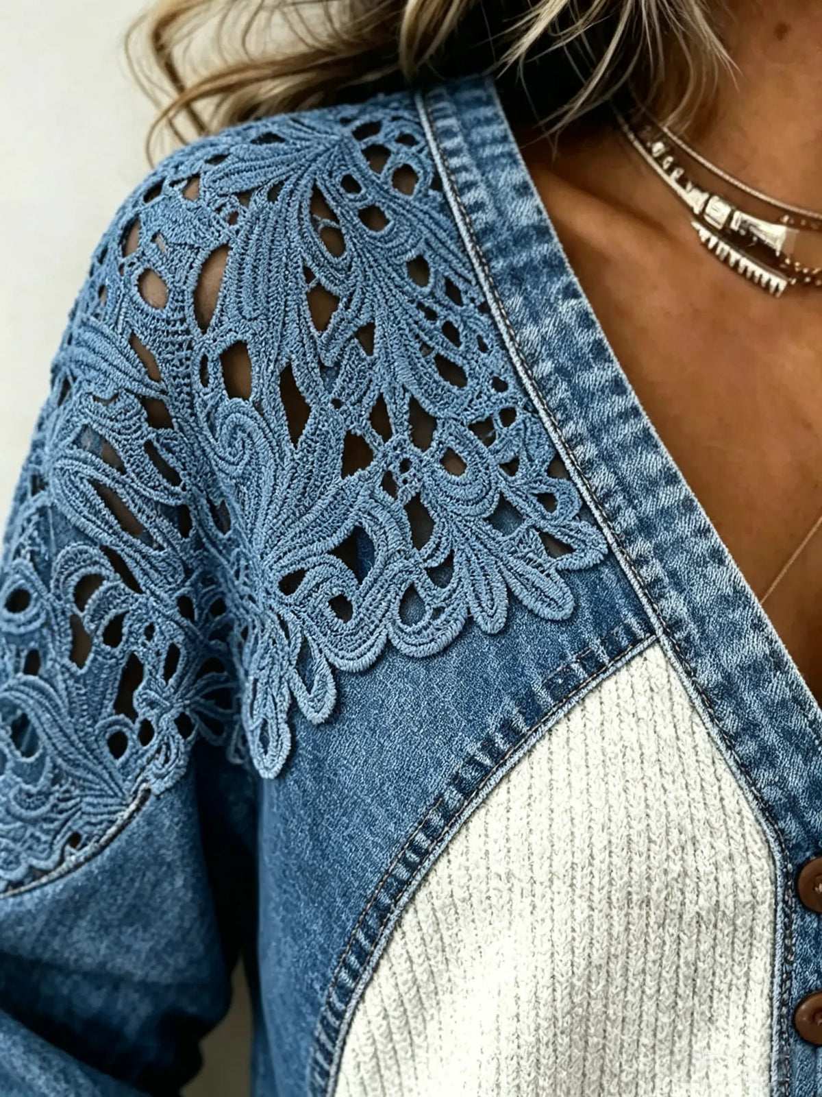 Top de mujer de manga larga con cuello en V, tejido de waffle, encaje calado y mezclilla combinados.