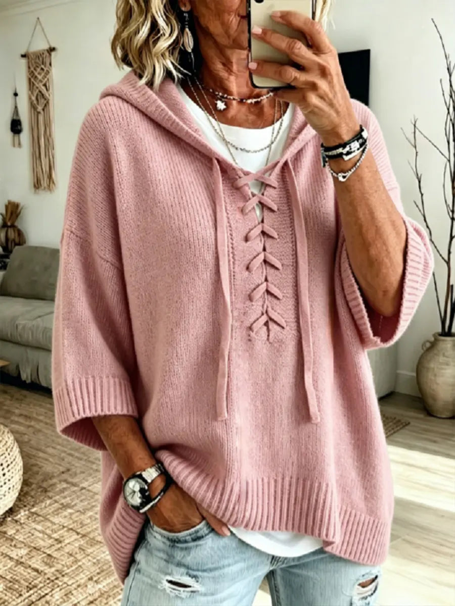 Gemütlicher Strickpullover mit Kapuze und Schnürung