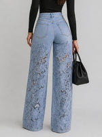 Jeans de mezclilla de pierna ancha con recortes de encaje